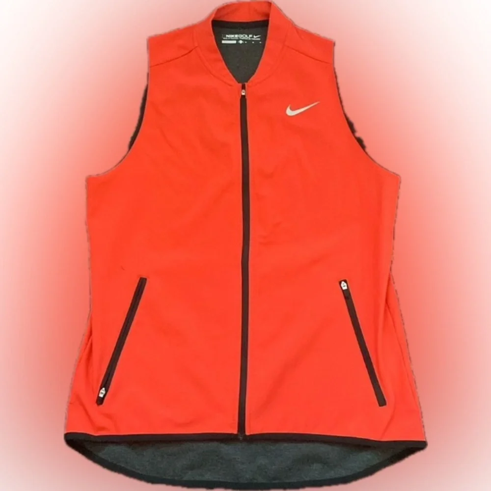 The lightweight Nike Composite Full-Zip Women's Golf Vest size M